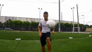 Maluma mostrando su talento para el fútbol Maluma mostrando su talento para el fútbol