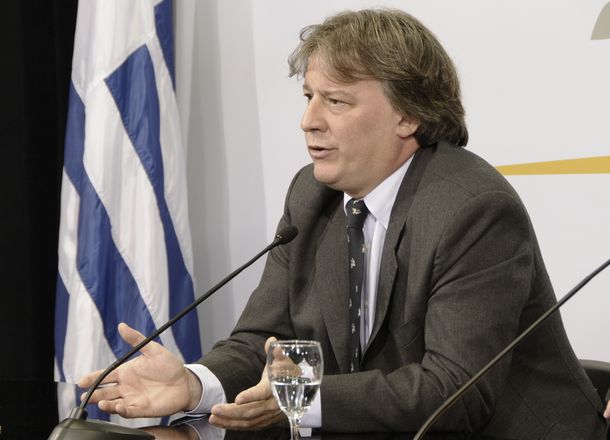 El ministro de Economía de Uruguay renunció a su cargo