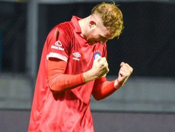 El festejo de Luciano Gondou por el triunfo de Argentinos.&nbsp;