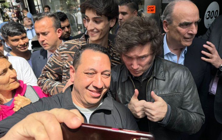 Javier Milei fue al local de empanadas en el que se refugió Fran Fijap y lo insultaron