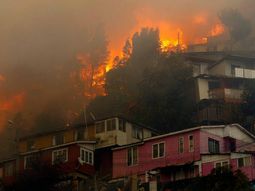 Un gigantesco incendio consumió un centenar de casas en Valparaíso
