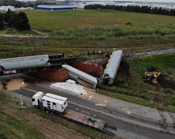 Colapsó el puente ferroviario La Virginia y cayó un tren a la ruta