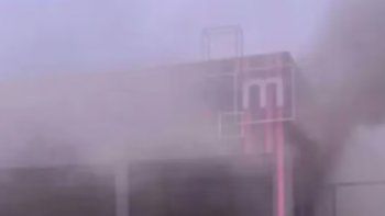 Una columna de humo negro sale de un salón de fiestas en Paraná, Entre Ríos. Foto: La Voz. Una columna de humo negro sale de un salón de fiestas en Paraná, Entre Ríos. Foto: La Voz.