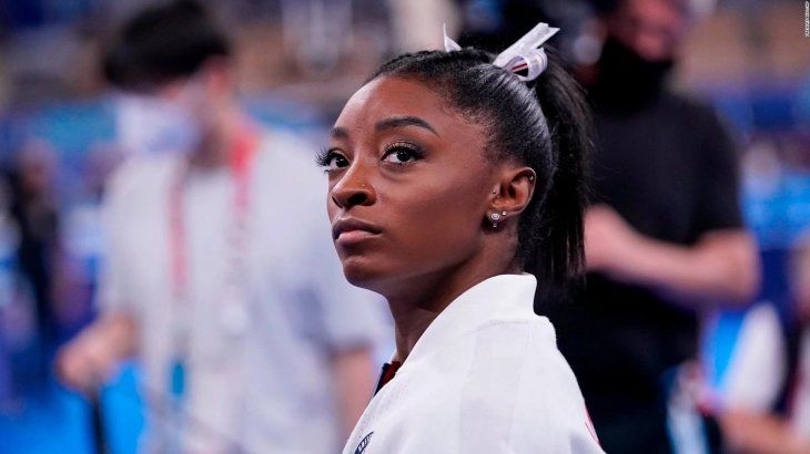 Tras bajarse de cinco pruebas por su salud mental, Simone Biles figura inscripta para la final de barra