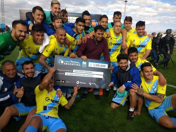 El festejo de Temperley con el cheque que se lleva el ganador