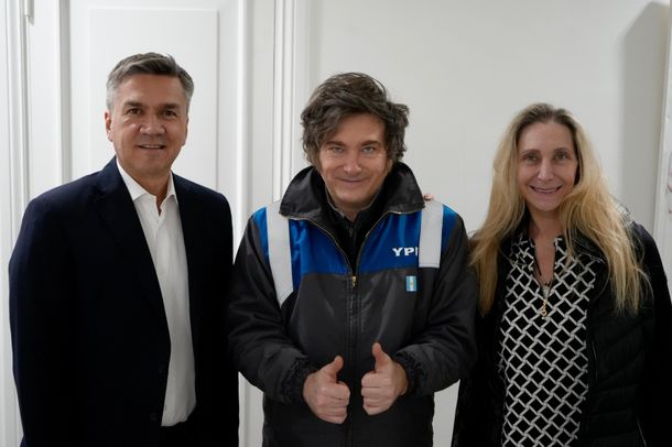 Con el mameluco de YPF, Javier Milei recibió en la Quinta de Olivos al gobernador del Chaco