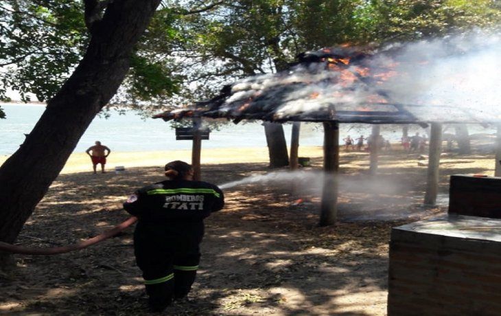 Corrientes: un turista quiso hacer un asado y prendió fuego un quincho en la costanera de Itatí