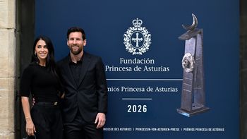 messi desato la locura en oviedo: rompio el protocolo y firmo camisetas en espana