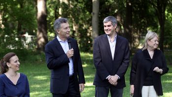 el dress code macrista: camisa celeste sin corbata, blusa y pantalon el dress code macrista: camisa celeste sin corbata, blusa y pantalon