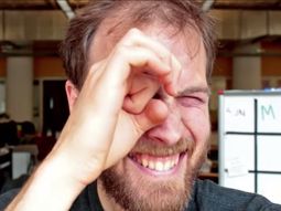 ¿Usás lentes? Conocé este truco increíble para ver bien sin usar anteojos