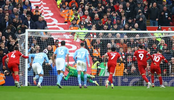 Liverpool, con gol de Alexis Mac Allister, empató ante el Manchester City de Julián Ávarez