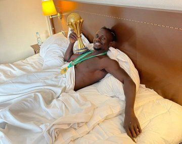 Durmiendo con la Copa: la foto de Sadio Mané tras salir campeón con Senegal