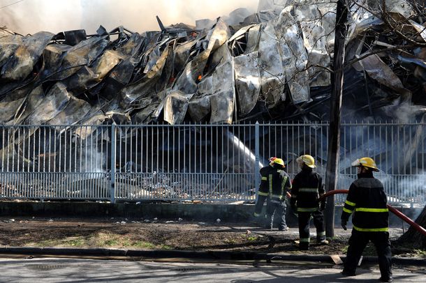 Continúa el feroz incendio en una fábrica de embutidos de Villa Tesei
