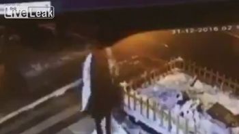 Quiso romper un muñeco de nieve sin motivo y terminó mal Quiso romper un muñeco de nieve sin motivo y terminó mal