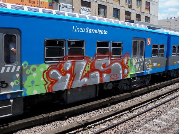 Los trenes nuevos del Sarmiento, víctimas de los grafittis