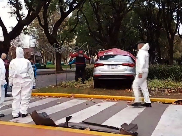 Accidente fatal en Parque Patricios: un auto se subió a un cantero y el conductor murió