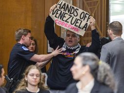 un manifestante sorprendio a marco rubio en el senado de estados unidos: quita tus manos de venezuela un manifestante sorprendio a marco rubio en el senado de estados unidos: quita tus manos de venezuela