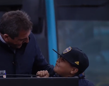 El divertido momento de Massa con un nene en el inicio de un acto