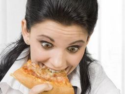 Llamó a la policía porque la pizza le salió con poco queso