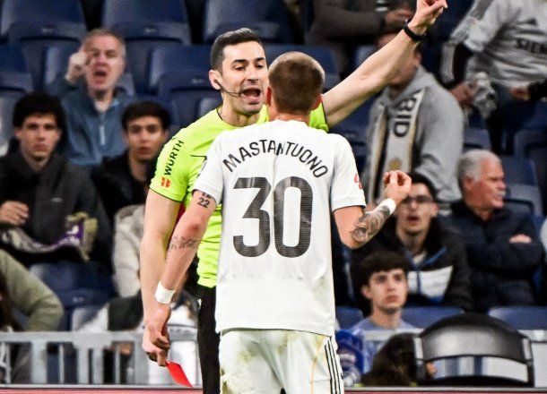 Franco Mastantuono, expulsado y silbado por los hinchas del Real Madrid