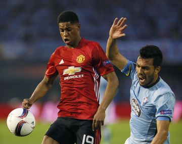 El argentino Gustavo Cabral ante el inglés Rashford