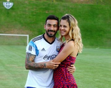 La novia de Pocho Lavezzi marcó territorio y advirtió que quiere casamiento