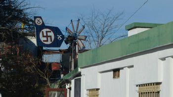 La casa tiene una veleta con la esvástica y otro escudo nazi La casa tiene una veleta con la esvástica y otro escudo nazi