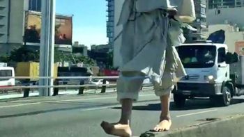 El hombre camina por la avenida General Paz El hombre camina por la avenida General Paz