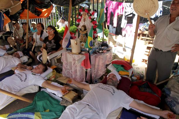 Terminó la protesta de crucificados en Paraguay tras acuerdo con el Gobierno