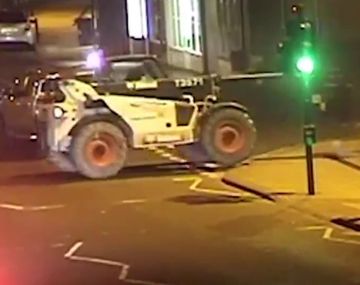 Se llevaron un cajero usando una máquina de construcción