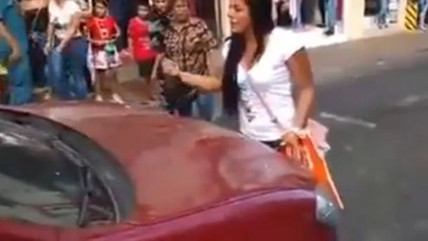 VIDEO: Cortó el tránsito al descubrir a su esposo con una amante en la calle