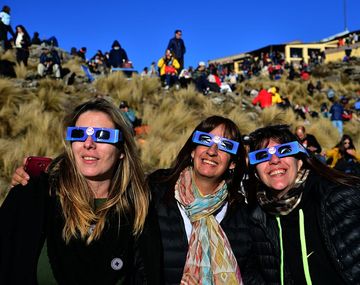 En Merlo, San Juan, repartieron anteojos especiales para ver el eclipse