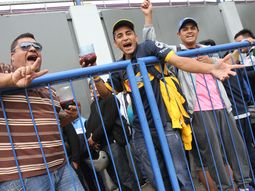 los hinchas de boca se agolpan para conseguir una entrada los hinchas de boca se agolpan para conseguir una entrada