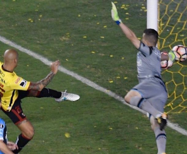 El terrible volada del arquero del Gremio