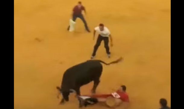 Video: Un toro furioso dejó desnudo a un hombre