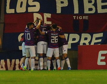 Tigre goleó a un atónito Racing que cayó humillado en Victoria