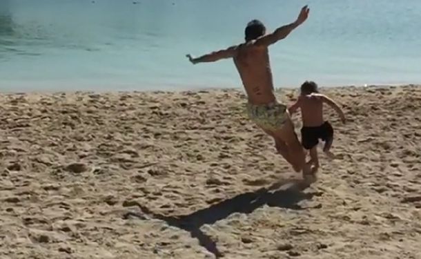 Al jugador del Atalanta se le fue la mano...o la pierna