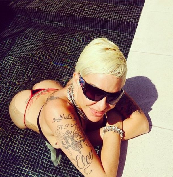 Daniela Cardone desafía la edad en la pileta