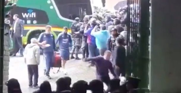 El Patón y su traspié en la entrada al estadio