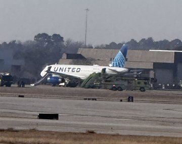 Pánico en un avión de United Airlines en Estados Unidos: hubo evacuados