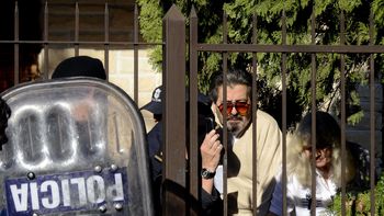 discutieron y le incendio el camion: asi trasladaron al vecino loco discutieron y le incendio el camion: asi trasladaron al vecino loco