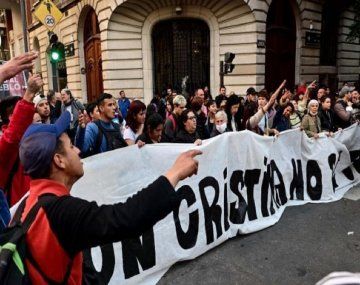 Se mantiene la vigilia frente al departamento de Cristina