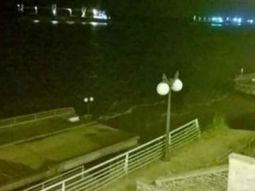 video: asi se derrumbo un paseo costero por las inundaciones video: asi se derrumbo un paseo costero por las inundaciones