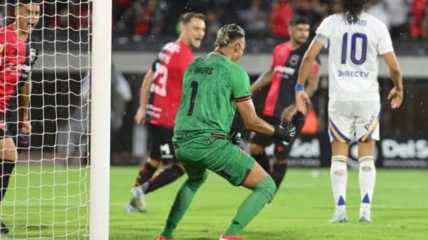 Keylor Navas volvió a atajarle un penal a Edinson Cavani: la historia de los duelos entre ambos