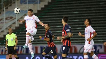 Mauro Bogado le gana en lo alto a Rubén Botta Mauro Bogado le gana en lo alto a Rubén Botta