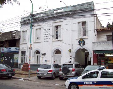 Denuncian que un comisario violó a una mujer dentro de la comisaría