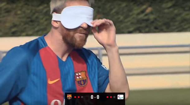 Ahora sin mirar: Messi pateó penales con los ojos vendados