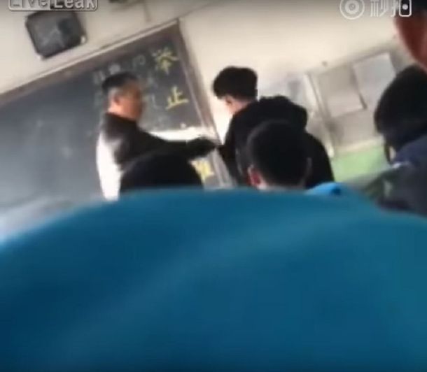 VIDEO: El profesor le pega a un alumno por llegar tarde