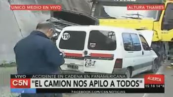 atrapado sin salida: quedo entre la pared y un camion tras un choque atrapado sin salida: quedo entre la pared y un camion tras un choque