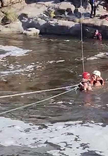 Mina Clavero: rescataron a 20 turistas que quedaron atrapados por la crecida del río
